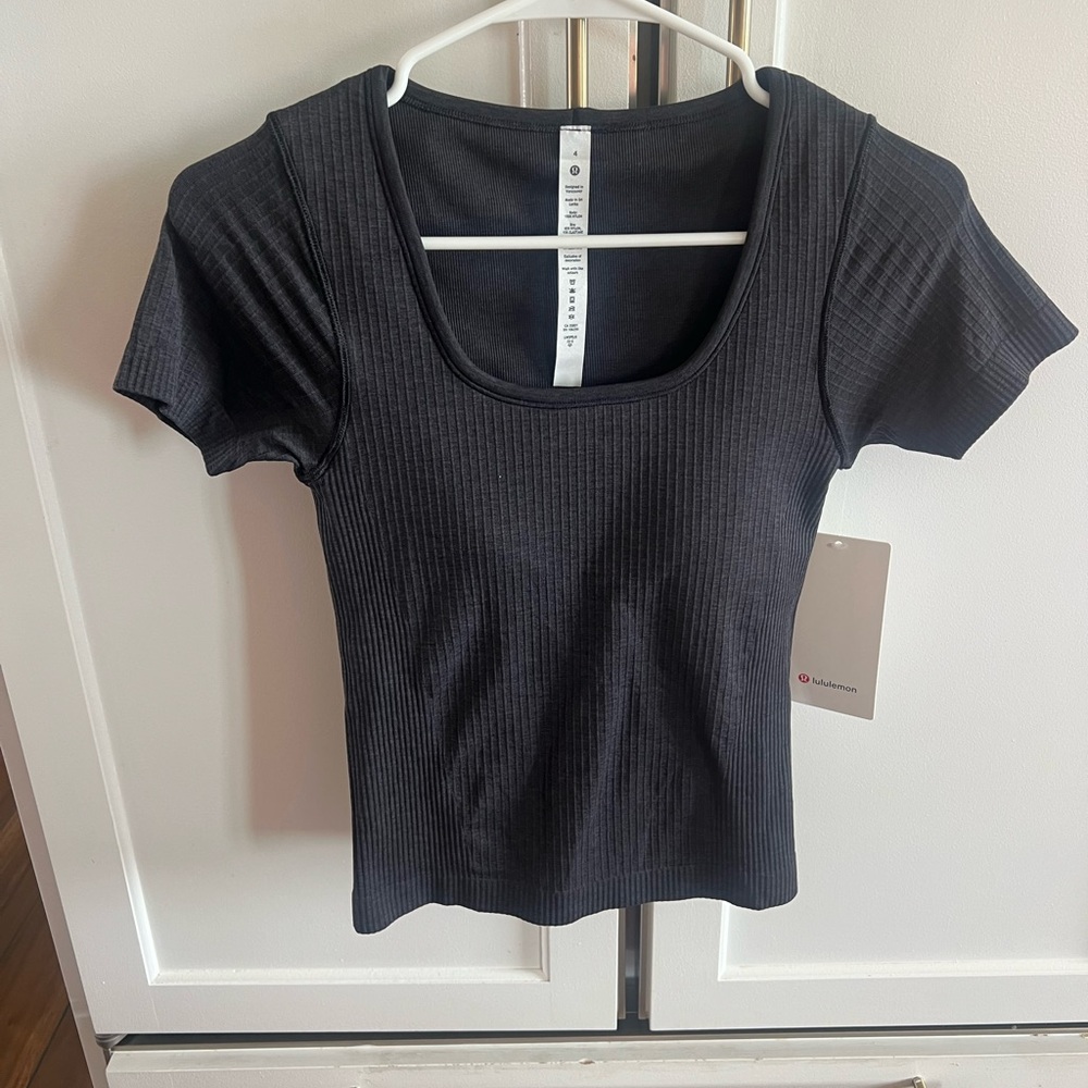 NWT Lululemon ebb to street black top with bra size 4